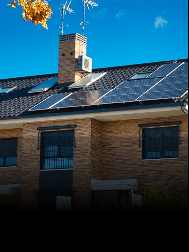 https://img.saurenergy.com/2023/05/rooftop-solar-installation-on-home.jpg