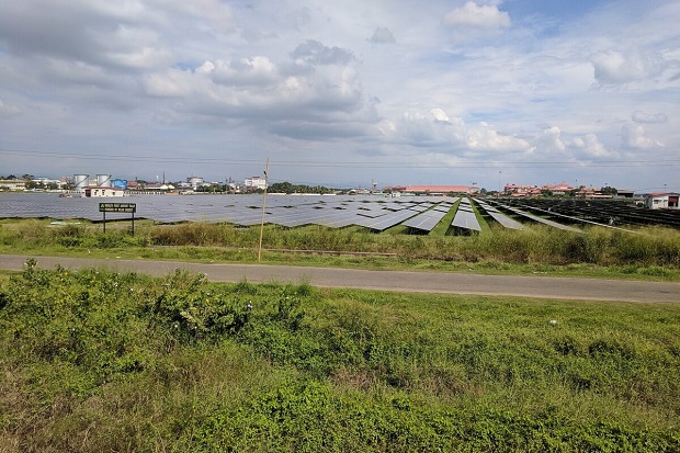Solar panels at the Cochin International Airport. Tweaking panel orientation and tilt, anti-reflective coating, and installing physical barriers between the panels and area of operations are some of the measures to mitigate glare. Photo by Sreejithk2000/Wikimedia Commons.